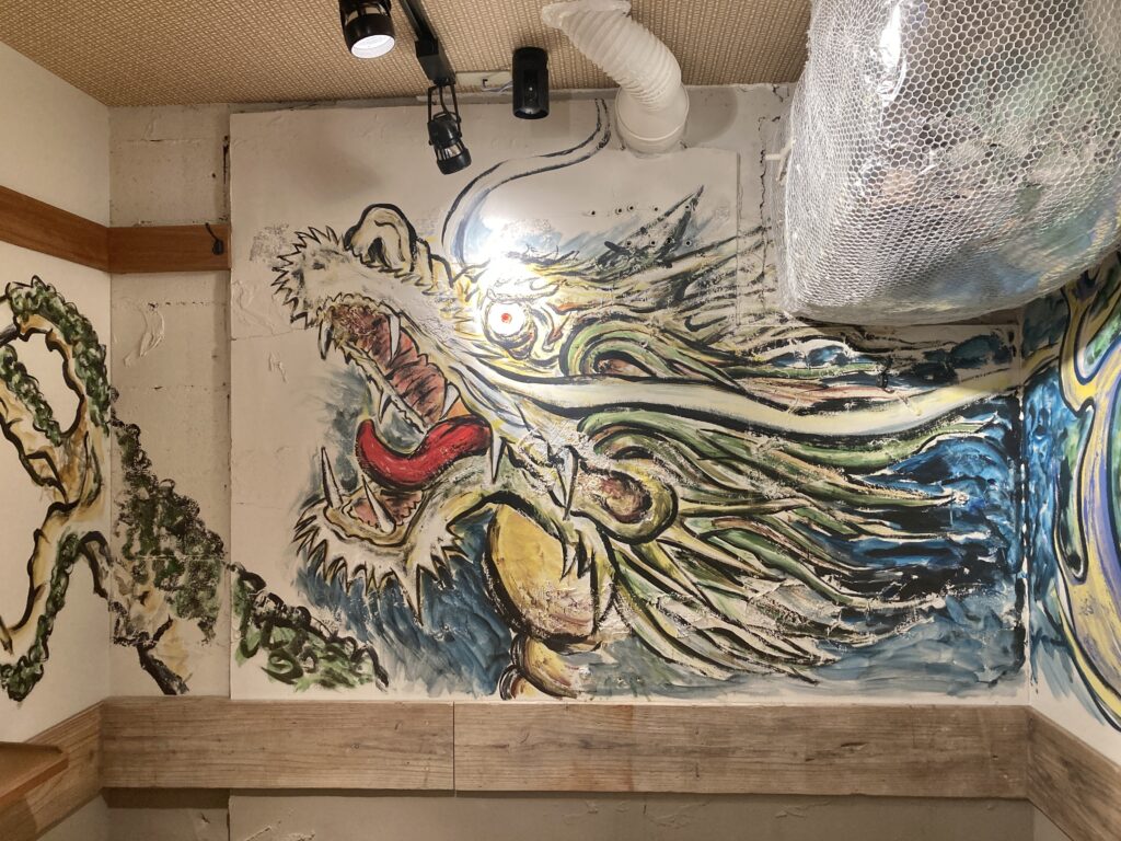 肉汁餃子のダンダダン　新宿東口店　新宿ランチ　壁画