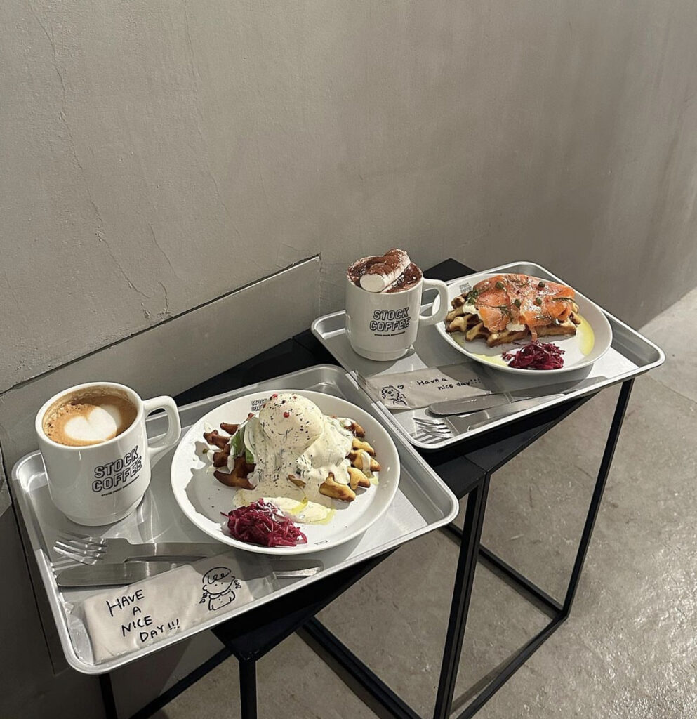 STOCK COFFEE　無機質カフェ　中目黒カフェ　モノトーンカフェ