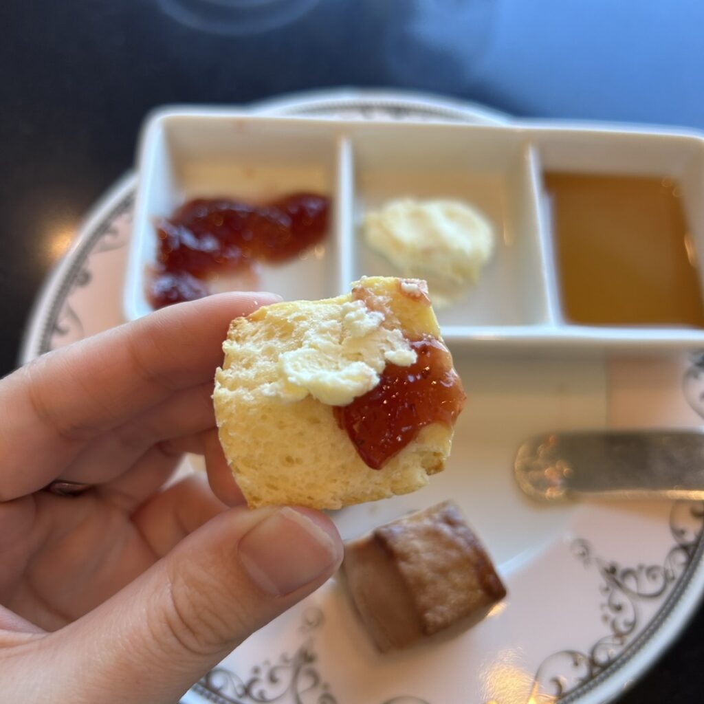 2種の焼きたてスコーン