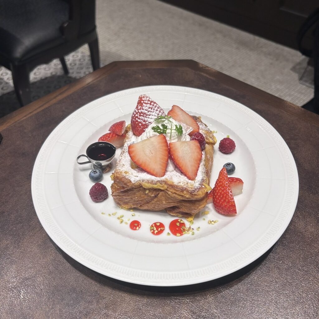 CAFÉ AUX BACCHANALES 苺づくしのフレンチトースト デラックス