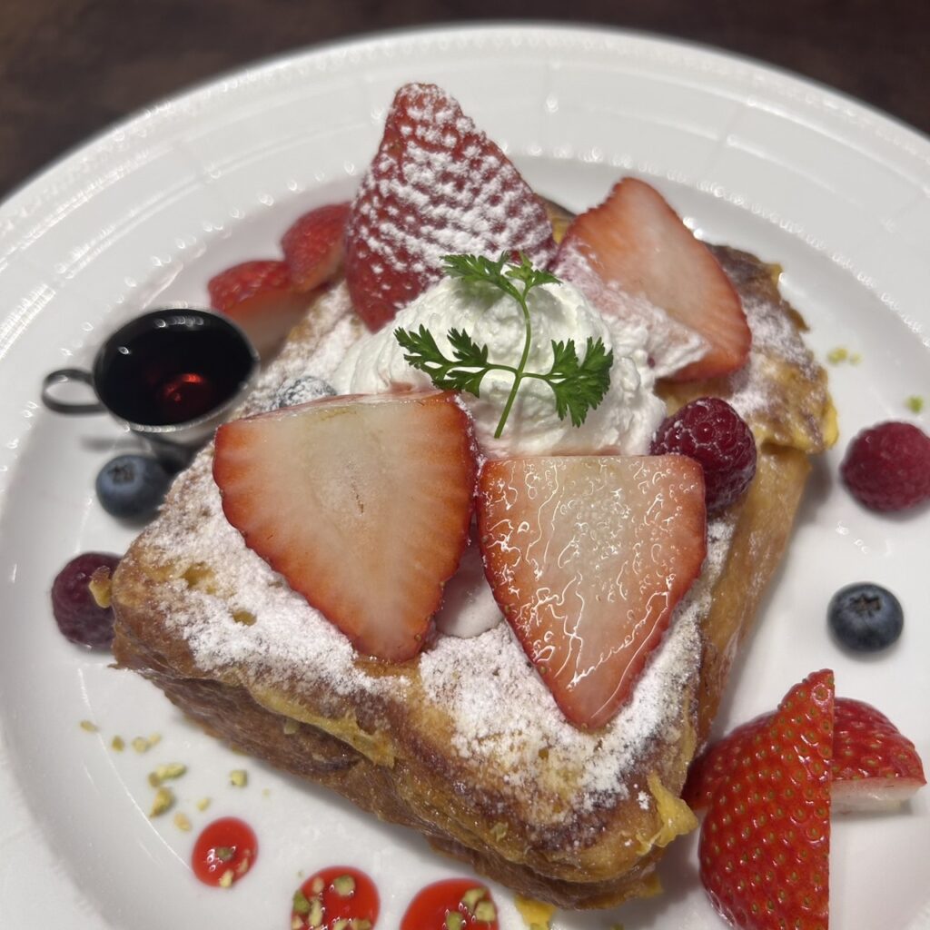 CAFÉ AUX BACCHANALES 苺づくしのフレンチトースト デラックス