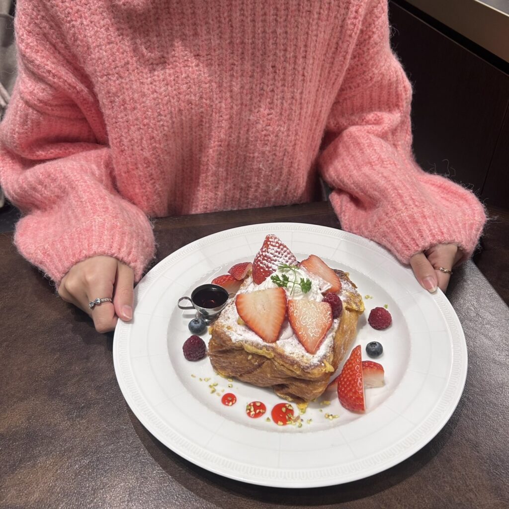 CAFÉ AUX BACCHANALES 苺づくしのフレンチトースト デラックス