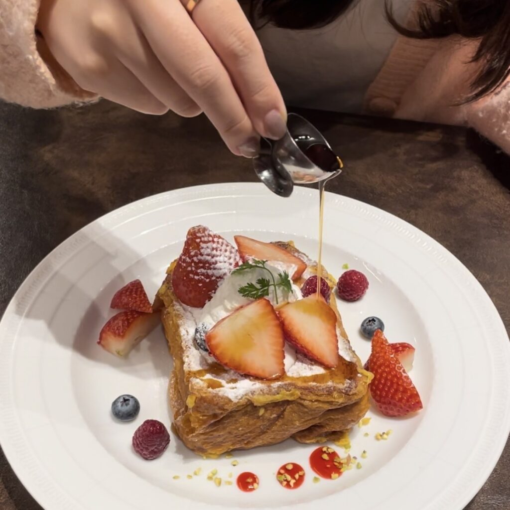 CAFÉ AUX BACCHANALES 苺づくしのフレンチトースト デラックス