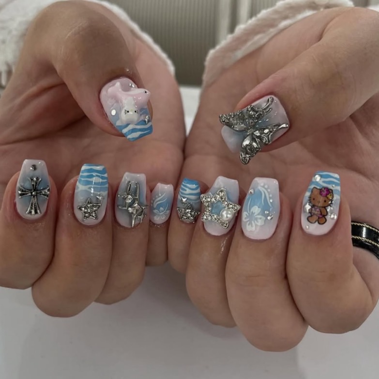 濃いブルー×大きめパーツでギャルっぽネイル