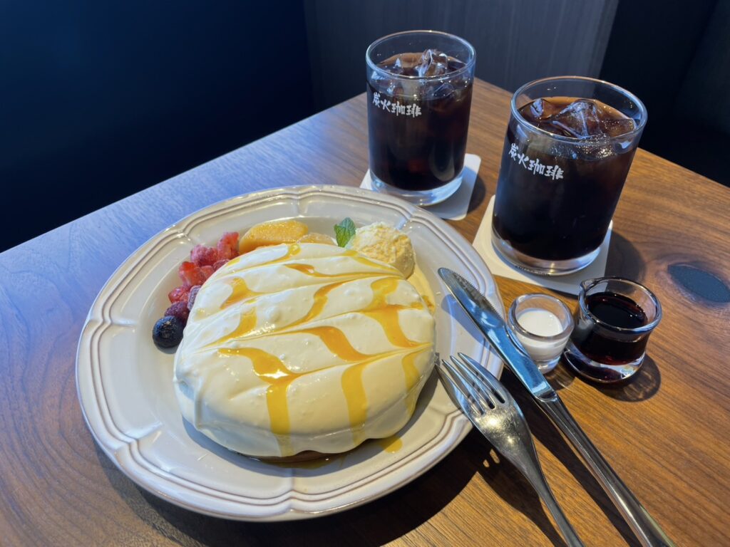 アップルマンゴー&レアチーズクリームのホットケーキ