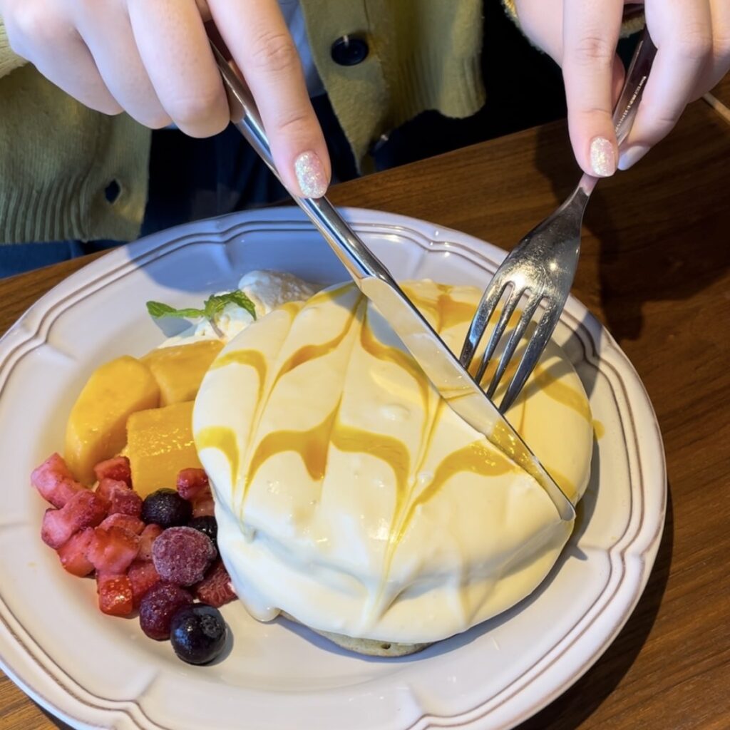アップルマンゴー&レアチーズクリームのホットケーキ