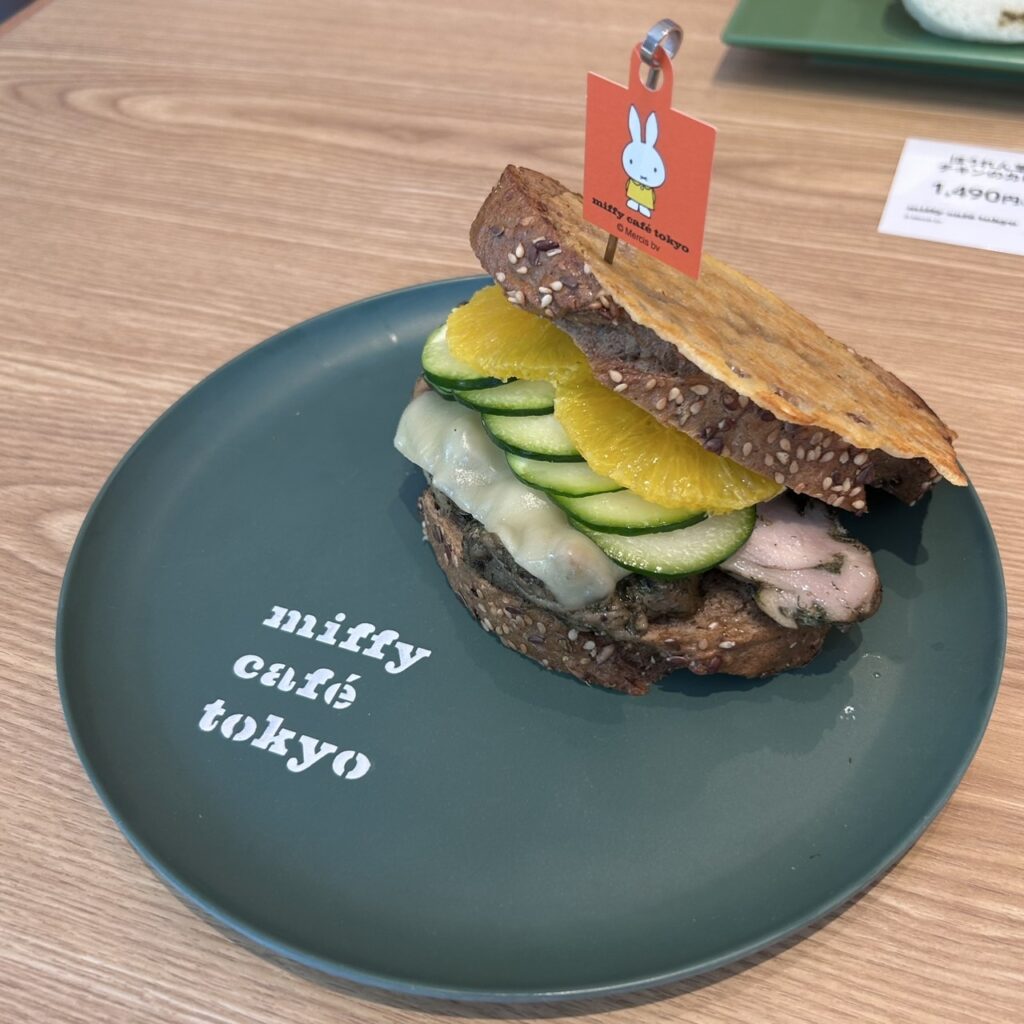 ゴーダチーズとグリルドチキンのサンドイッチ