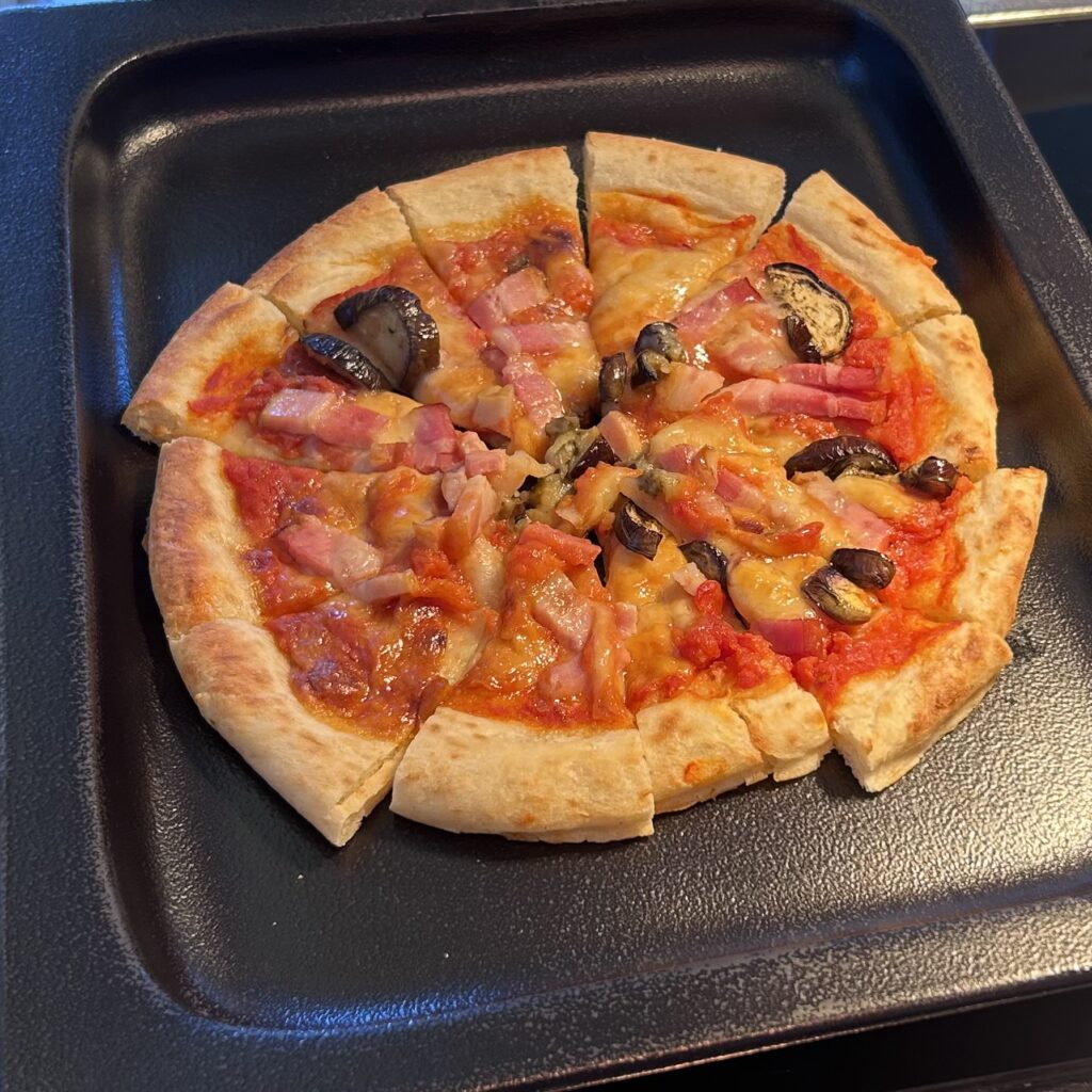 なすとベーコンのピザ
