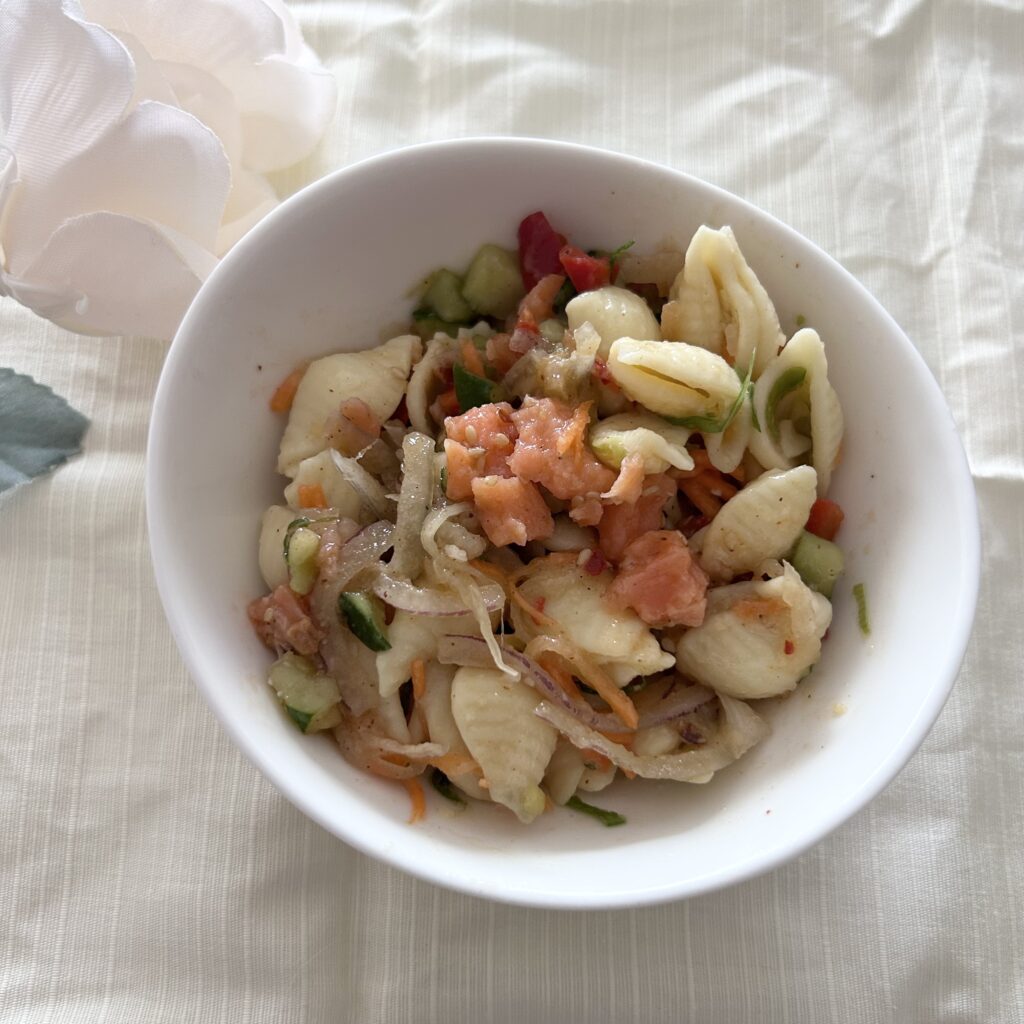 サーモンポキ 彩り野菜&パスタ