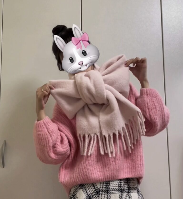 巻くだけで顔まわり華やぐ 大人可愛いボアマフラー